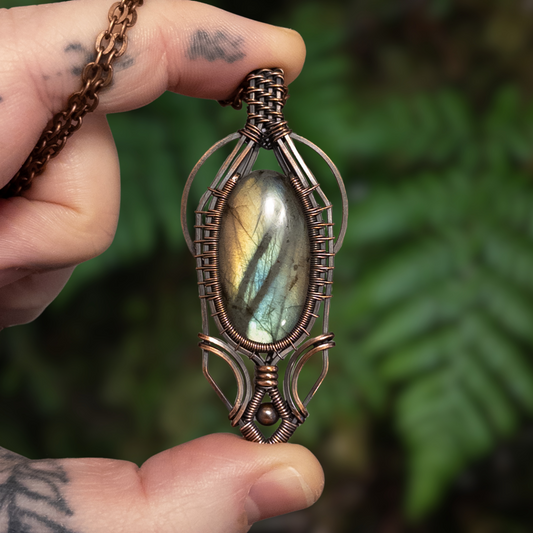 Huphantos - Labradorite Woven Copper Pendant