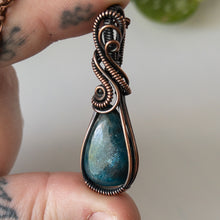 Charger l&#39;image dans la galerie, Apatite Teardrop Copper Wrapped Pendant
