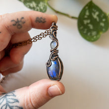 Charger l&#39;image dans la galerie, Labradorite with Moonstone &amp; Copper Wrapped Pendant
