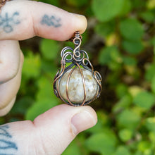 Charger l&#39;image dans la galerie, Flower Agate Pumpkin Antiqued Copper Wrapped Pendant
