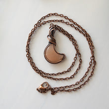 Charger l&#39;image dans la galerie, Peach Moonstone Moon &amp; Copper Wrapped Pendant
