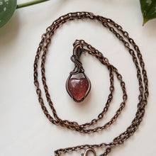 Charger l&#39;image dans la galerie, Mini Strawberry Quartz Heart &amp; Copper Wrapped Pendant - C
