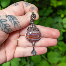 Charger l&#39;image dans la galerie, Colorful Banded Agate With Labradorite Charm Copper Wrapped Pendant
