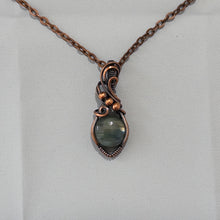 Charger l&#39;image dans la galerie, Horizontalis - Labradorite Copper Wrapped Pendant
