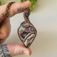 Charger l&#39;image dans la galerie, Mexican Lace Agate With Druzy Copper Wrapped Pendant
