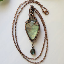 Charger l&#39;image dans la galerie, Labradorite With Labradorite Charm Copper Wrapped Pendant
