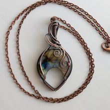 Charger l&#39;image dans la galerie, Labradorite Crescent Moon Copper Wrapped Pendant
