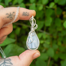 Charger l&#39;image dans la galerie, Faceted Blue Lace Agate &amp; Sterling Silver Wrapped Pendant
