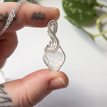 Charger l&#39;image dans la galerie, Mughal Flower Carved Rainbow Moonstone &amp; Sterling Silver Wrapped Pendant
