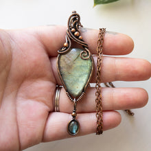 Charger l&#39;image dans la galerie, Labradorite With Labradorite Charm Copper Wrapped Pendant
