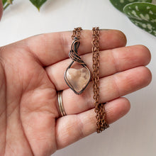 Charger l&#39;image dans la galerie, Flower Agate Heart &amp; Copper Wrapped Pendant - A
