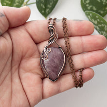 Charger l&#39;image dans la galerie, Lavender Rose Quartz &amp; Copper Wrapped Pendant
