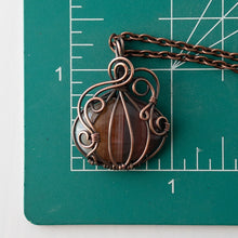 Charger l&#39;image dans la galerie, Banded Carnelian Pumpkin Antiqued Copper Wrapped Pendant
