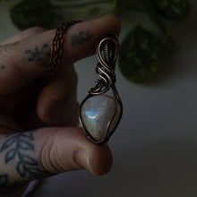 Charger l&#39;image dans la galerie, Belomorite Moonstone &amp; Antiqued Copper Wrapped Pendant
