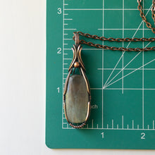 Charger l&#39;image dans la galerie, Rectangular Labradorite Copper Wrapped Pendant
