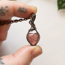 Charger l&#39;image dans la galerie, Mini Strawberry Quartz Heart &amp; Copper Wrapped Pendant - C
