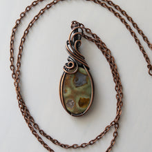 Charger l&#39;image dans la galerie, Rainforest Rhyolite Copper Wrapped Pendant
