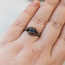 Charger l&#39;image dans la galerie, Dark Blue Labradorite &amp; Copper Wrapped Ring US Size 10
