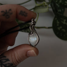 Charger l&#39;image dans la galerie, Mini Moonstone Heart &amp; Sterling Silver Wrapped Pendant - B
