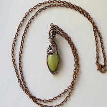 Charger l&#39;image dans la galerie, Vesuvianite &amp; Antiqued Copper Wrapped Pendant
