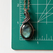 Charger l&#39;image dans la galerie, Labradorite &amp; Copper Wrapped Pendant
