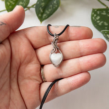 Charger l&#39;image dans la galerie, Mini Moonstone Heart &amp; Sterling Silver Wrapped Pendant - B
