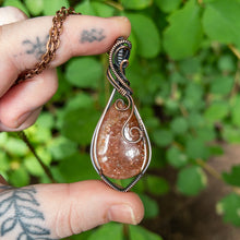 Charger l&#39;image dans la galerie, Sunstone &amp; Antiqued Copper Wrapped Pendant
