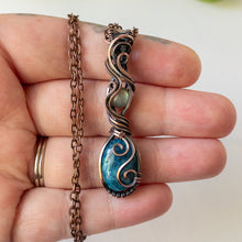 Charger l&#39;image dans la galerie, Blue Apatite &amp; Labradorite Copper Wrapped Pendant
