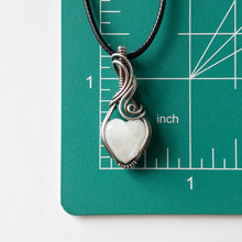 Charger l&#39;image dans la galerie, Mini Moonstone Heart &amp; Sterling Silver Wrapped Pendant - A
