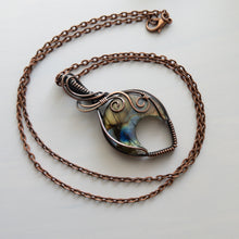 Charger l&#39;image dans la galerie, Labradorite Crescent Moon Copper Wrapped Pendant
