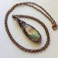 Charger l&#39;image dans la galerie, Rectangular Labradorite Copper Wrapped Pendant
