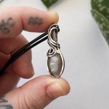 Charger l&#39;image dans la galerie, Dainty Black Moonstone &amp; Sterling Silver Wrapped Pendant
