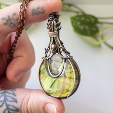 Charger l&#39;image dans la galerie, Labradorite Moon &amp; Faceted Green Rutile Copper Wrapped Pendant
