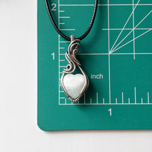 Charger l&#39;image dans la galerie, Mini Moonstone Heart &amp; Sterling Silver Wrapped Pendant - B
