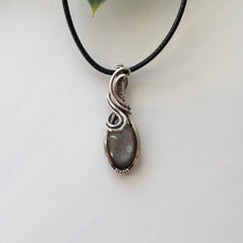 Charger l&#39;image dans la galerie, Dainty Black Moonstone &amp; Sterling Silver Wrapped Pendant
