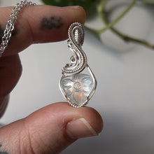 Charger l&#39;image dans la galerie, Mughal Flower Carved Rainbow Moonstone &amp; Sterling Silver Wrapped Pendant
