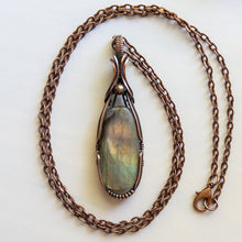 Charger l&#39;image dans la galerie, Rectangular Labradorite Copper Wrapped Pendant
