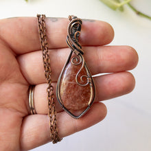 Charger l&#39;image dans la galerie, Sunstone &amp; Antiqued Copper Wrapped Pendant
