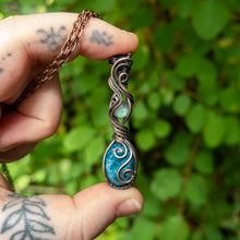 Charger l&#39;image dans la galerie, Blue Apatite &amp; Labradorite Copper Wrapped Pendant
