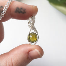 Charger l&#39;image dans la galerie, Peridot &amp; Sterling Silver Wrapped Mini Pendant
