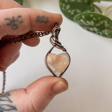 Charger l&#39;image dans la galerie, Flower Agate Heart &amp; Copper Wrapped Pendant - A
