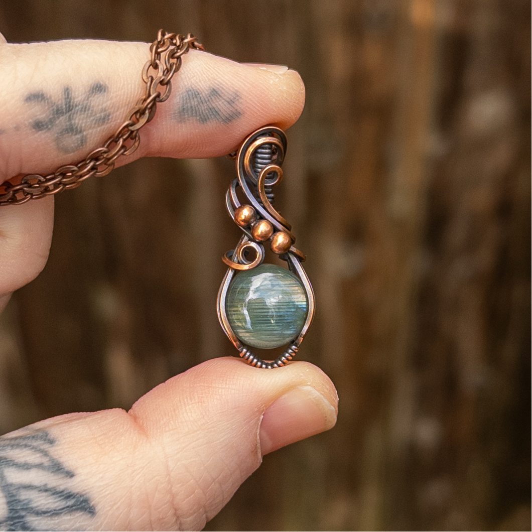 Horizontalis - Labradorite Copper Wrapped Pendant