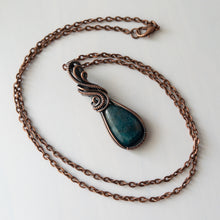 Charger l&#39;image dans la galerie, Apatite Teardrop Copper Wrapped Pendant
