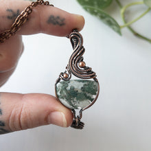 Charger l&#39;image dans la galerie, Moss Agate With Labradorite Charm &amp; Copper Wrapped Pendant
