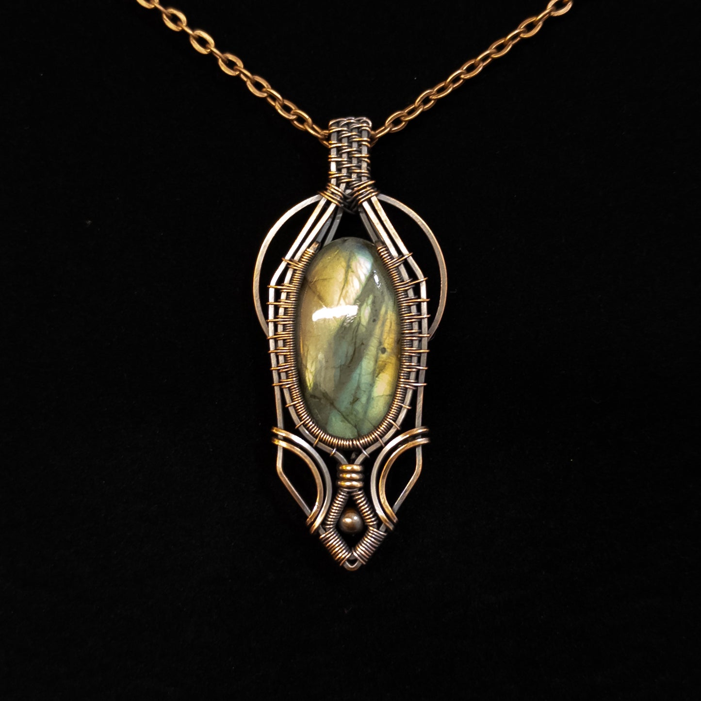 Huphantos - Labradorite Woven Copper Pendant