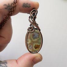 Charger l&#39;image dans la galerie, Rainforest Rhyolite Copper Wrapped Pendant
