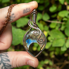 Charger l&#39;image dans la galerie, Labradorite Crescent Moon Copper Wrapped Pendant
