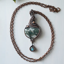 Charger l&#39;image dans la galerie, Moss Agate With Labradorite Charm &amp; Copper Wrapped Pendant
