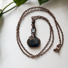 Charger l&#39;image dans la galerie, Labradorite With Moonstone &amp; Copper Wrapped Pendant
