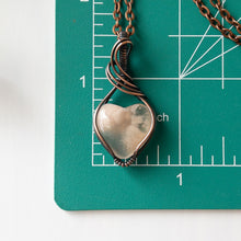 Charger l&#39;image dans la galerie, Flower Agate Heart &amp; Copper Wrapped Pendant - A
